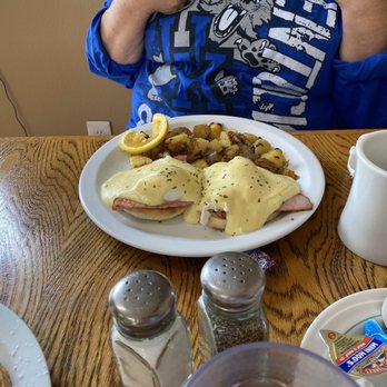 Arnie's Cafe - Eggs Benedict - Breakfast & Brunch Near Me - Warrenton, Oregon
