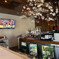 moto imōto - Bar area with tv