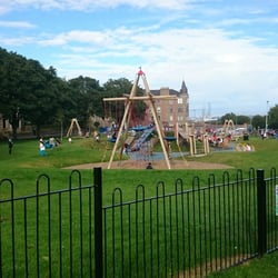 Magdalen Green - Scottish kids enjoyjng the unfamiliar sunshine.