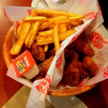 St. Louis Bar & Grill - 2 pound split - Chicken Wings Near Me - Markham, Ontario
