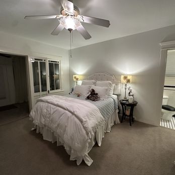 Mulberry Manor Bed and Breakfast - Our room complete with little sunroom to the side for sitting - Bed & Breakfast Near Me - Sweetwater, Texas Mulberry Manor Bed and Breakfast - Our room complete with little sunroom to the side for sitting - Bed & Breakfast Near Me - Sweetwater, Texas