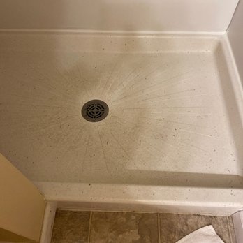 The Breakers - Outdated and old shower - Hotels Near Me - Long Beach, Washington The Breakers - Outdated and old shower - Hotels Near Me - Long Beach, Washington