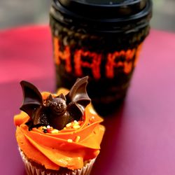 Crumbly Cafe & Bakery - Halloween cupcake