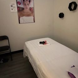 Golden Sunflower Spa - A message room