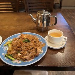 Chada Thai - Pad See-Ew seafood combination with jasmine tea