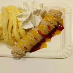Gelateria Panella - Pommes-Eis mit einer Eiswurst zum Frühlingsmarkt.