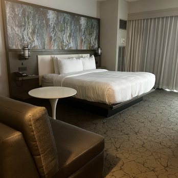 Marriott Savannah Riverfront - King bed - Hotels Near Me - Savannah, Georgia Marriott Savannah Riverfront - King bed - Hotels Near Me - Savannah, Georgia