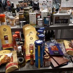 TK Maxx - Haushaltsabteilung u.a auch Feinkost ,Gewürze und Lebensmittel u.v.m lässt hier finden!
