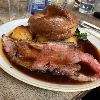 The Portman - Beef roast with Yorkshire pudding and roasted vegetables - British Near Me - London, XGL The Portman - Beef roast with Yorkshire pudding and roasted vegetables - British Near Me - London, XGL