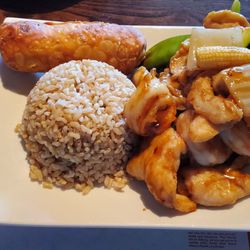 Lunch special. Chicken and shrimp with mixed vegetables in garlic sauce and shrimp roll.