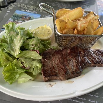 La Flotille - Sirloin steak with bernaise sauce, fries and salad - French Near Me - Versailles, 78 La Flotille - Sirloin steak with bernaise sauce, fries and salad - French Near Me - Versailles, 78