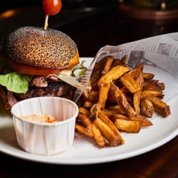 Flanigan's - Le nouveau Flanigan's Burger servi avec coleslaw et frites !