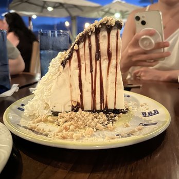 Kimo's Maui - may 31, 2023 - hula pie (Oreo crust, vanilla ice cream, macadamia nuts); 5/5 - Seafood Near Me - Lahaina, Hawaii