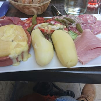 Le Comptoir des Halles - Petit coin de détente entre midi et deux, une equipe souriante avec pour les papilles des mets frais des Halles. - Bars Near Me - Nîmes, 30 Le Comptoir des Halles - Petit coin de détente entre midi et deux, une equipe souriante avec pour les papilles des mets frais des Halles. - Bars Near Me - Nîmes, 30