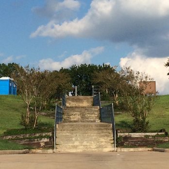 Independence Park - From the lake to the parking lot you can either take the stairs, or drive your car down and park on the water level. - Parks Near Me - Missouri City, Texas Independence Park - From the lake to the parking lot you can either take the stairs, or drive your car down and park on the water level. - Parks Near Me - Missouri City, Texas