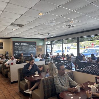 Dontee's Diner - Dining room - Breakfast & Brunch Near Me - West Palm Beach, Florida