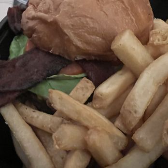 Q Kitchen | Bar - Q Burger & Fries - Barbeque Near Me - San Antonio, Texas