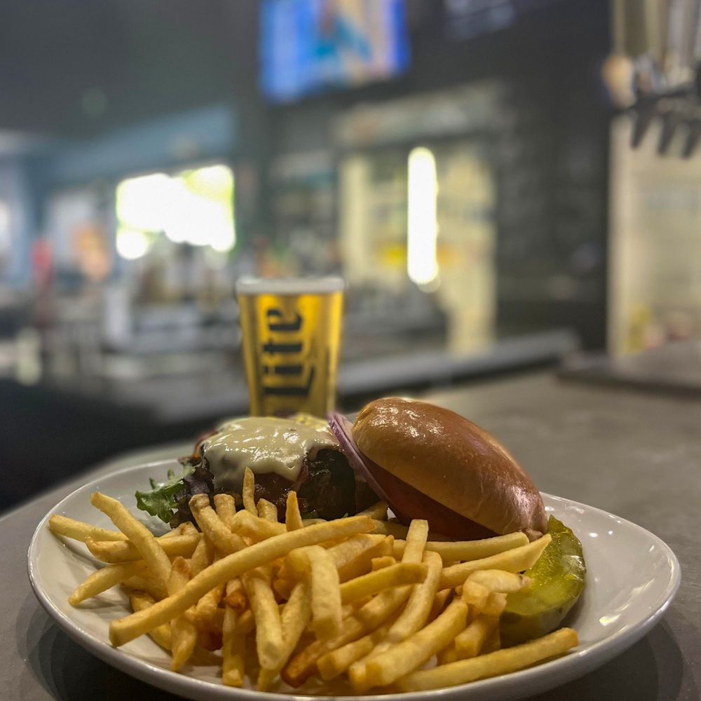 THE CORNER PUB AND GRILL Updated October 2024 102 Lincolnway E