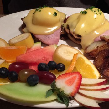 C'est Belge - Eggs Benedict with ham, cheese and mushrooms with potatoes and fruit on the side. Amazing and worth the price!! Around $18. - Belgian Near Me - Granby, Quebec