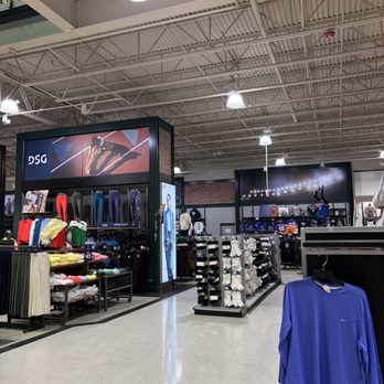 DICK'S Sporting Goods - Nice clean decor - Sports Wear Near Me - Valley Stream, New York