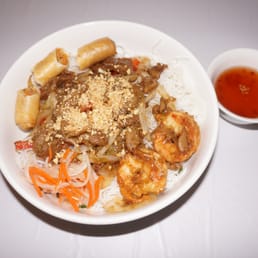Vietnamese Egg Roll with Garlic Fish Sauce - 4 Rolls