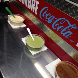 Tortas del Carrito - La bendita salsa de chipotle, la de guacamole y la salsa roja.