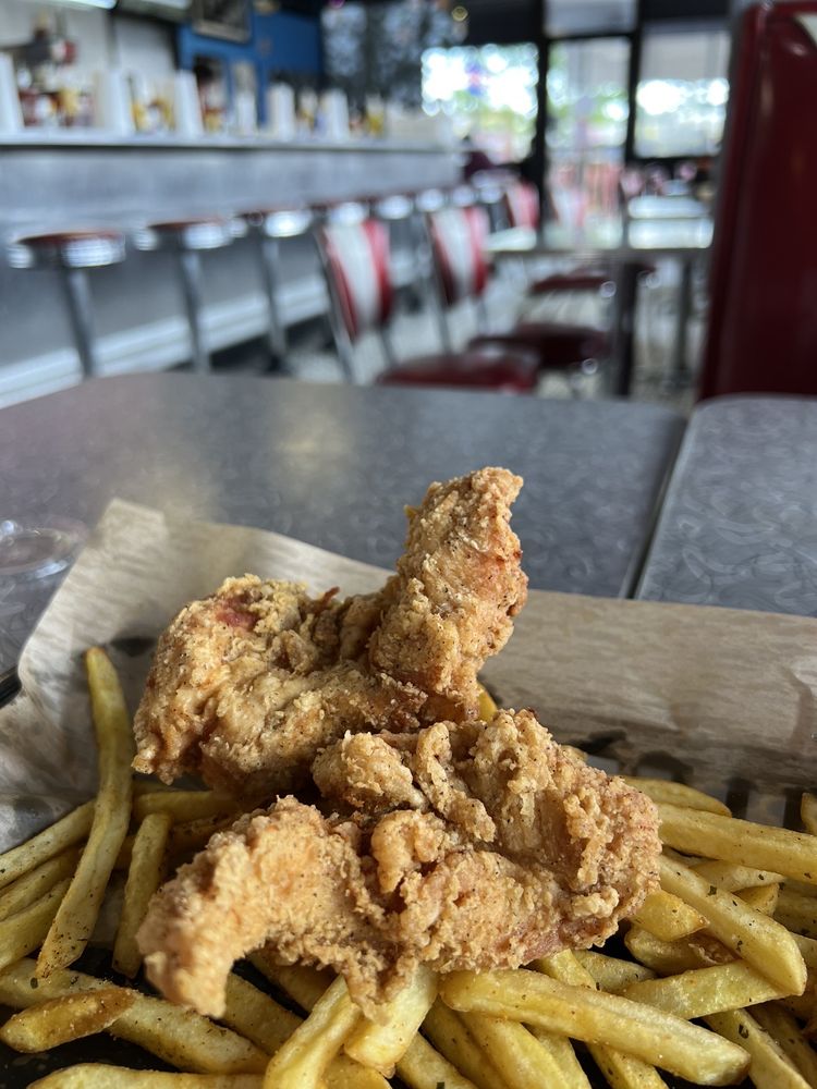 DAISY DUKES DINER Updated October 2024 89 Photos & 79 Reviews