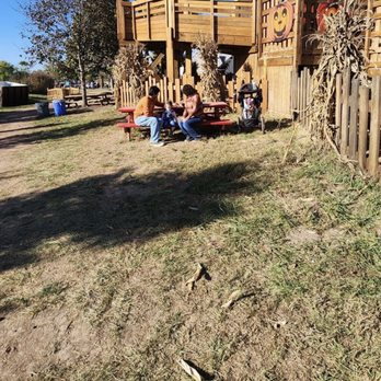 Cox Farms - Play area /picnic table - Attraction Farms Near Me - Centreville, Virginia