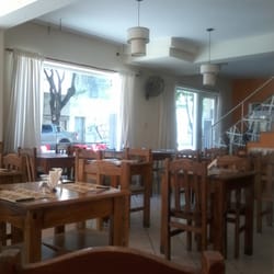 Ambiente fresco y tranquilo para desayunar o almorzar a una cuadra de Pellegrini, pero lejos de su caos.