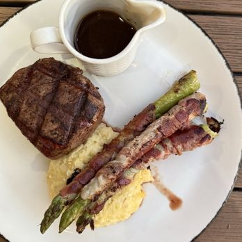 The Pinery - Fillet mignon with mashed potatoes and bacon wrapped asparagus - American Near Me - Orlando, Florida The Pinery - Fillet mignon with mashed potatoes and bacon wrapped asparagus - American Near Me - Orlando, Florida