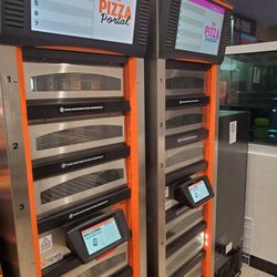 Little Caesars - Pizza dispenser