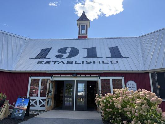 Beak & Skiff Apple Hill Campus / 1911 Tasting Room by null