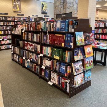 Barnes & Noble - Barnes & Noble bookshelf - Bookstores Near Me - Oak Brook, Illinois