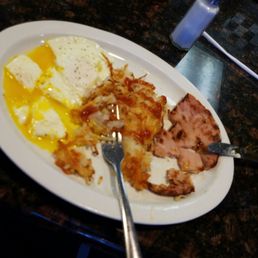 Lizzy's Diner - Eggs over medium...had no salt Ham was good Hash browns needed a lot of salt and pepper - food, chicken wings and fried chicken - Diners Near Me - Longview, Texas