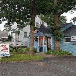 Johnson's Fish & Shrimp - The outside from side of parking lot