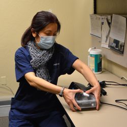 Sleep Care Specialist demonstrating how to use an Airsense™ 10 Autoset™ CPAP.