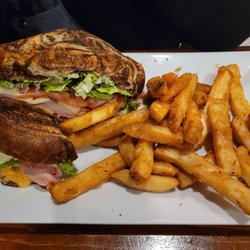 St. Pat's Bar & Grill - Club panini