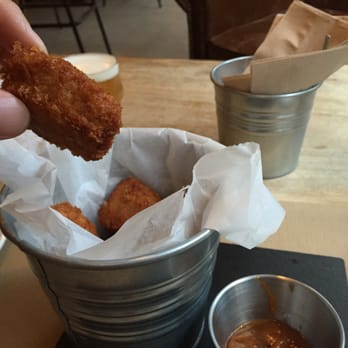El Tap - Crujientes contramuslos de pollo rebozados, con una muy rica salsa tipo BBQ de cerveza... Buena ración. - Spanish Near Me - Barcelona, B