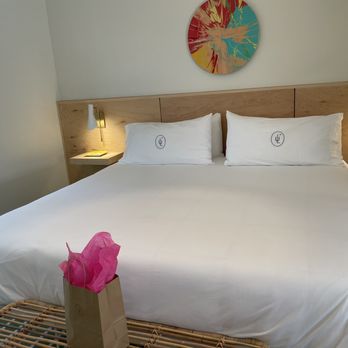 Les Cactus - Kingside bed bedroom - Hotels Near Me - Palm Springs, California