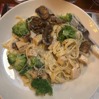 The Old Spaghetti Factory - Chicken Fettuccine with broccoli and mushrooms - Italian Near Me - Rancho Cordova, California The Old Spaghetti Factory - Chicken Fettuccine with broccoli and mushrooms - Italian Near Me - Rancho Cordova, California