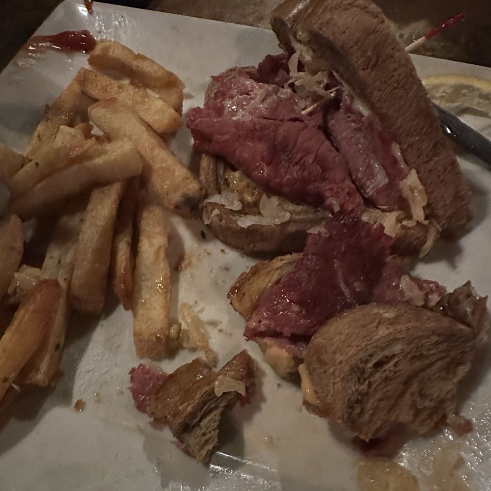 Ruben with old meat and cold fry's. I ate half of a half! Ruben with old meat and cold fry's. I ate half of a half!