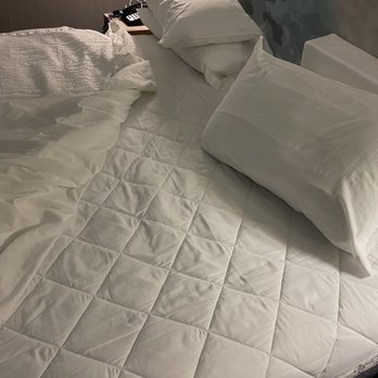 Courtyard by Marriott Oxnard Ventura - Arrived to no sheets at 11pm. Never got any housekeeping to fix this. - Hotels Near Me - Oxnard, California