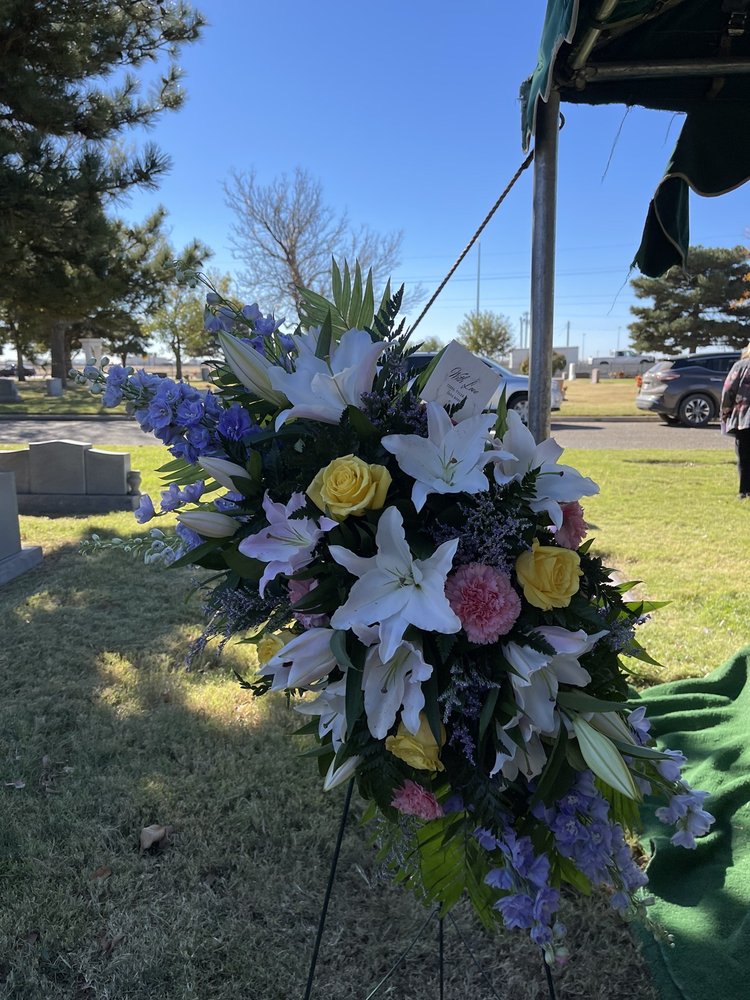 WHAT IN CARNATIONS 807 S Lamar, Amarillo, Texas Florists Phone