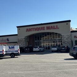 North Dallas Antique Mall - Outside