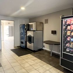 Motel 6 - Motel Tulare CA Vending
