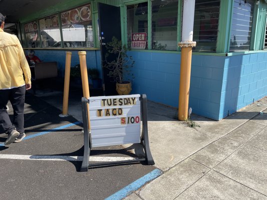 United Mariscos Y Birrieria by null