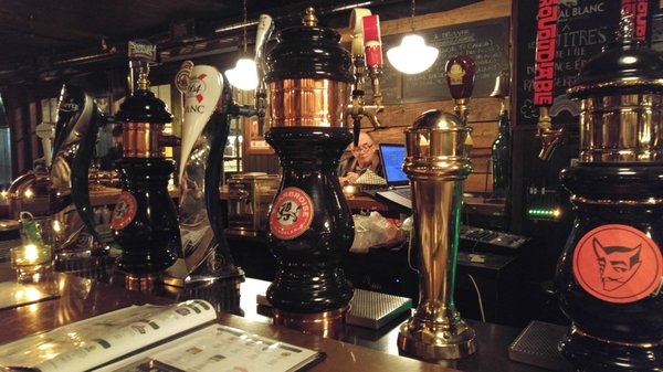 Le Trèfle Taverne Irlandaise by null
