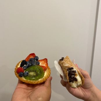 Park View Market - Fruit tarte and chocolate chip cannoli - Juice Bars & Smoothies Near Me - New York, New York Park View Market - Fruit tarte and chocolate chip cannoli - Juice Bars & Smoothies Near Me - New York, New York