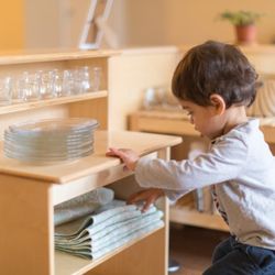 Paché Montessori - Toddler student helpinghimself