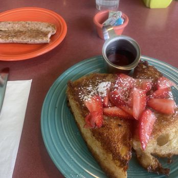 Geraldine's Counter - Strawberry French toast and a side of chicken sausage - American Near Me - Seattle, Washington